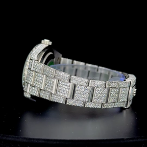 Montre entièrement sertie de diamants en or blanc avec cadran noir et chiffres romains, certifiée par un testeur de diamants 24,5 carats, sertie de moissanite. - Product Image 6