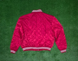 Blouson universitaire matelassé en satin rouge pour homme Storm Fit, coupe-vent, sportif, col rabattable, manches classiques, logo uni sur le devant - Product Image 4