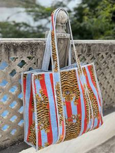 Bolso de Hombro Acolchado de Terciopelo Estampado de Lujo con Interior Espacioso y Correa Cómoda - Product Image 3