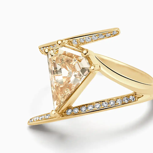 Bague unisexe Krishnavii KR 220 en or jaune 18 carats, forme cerf-volant, diamant jaune fantaisie, design torsadé, luxe, certifiée IGI - Product Image 3