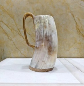 Mug en corne d'Afrique naturelle de haute qualité avec base en bois et poignée pour les boissons de fête - Product Image 2