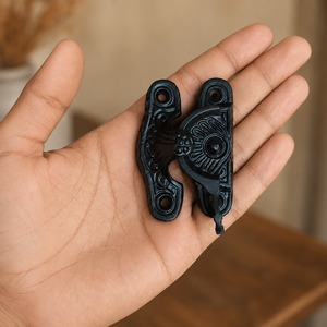 Loquet de fenêtre décoratif SHUBHAM en laiton noir antique avec support pour fenêtres en bois - Product Image 1