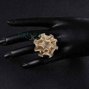 Bague de luxe pour femme en or plaqué avec diamant de laboratoire taille brillant rond, bijou de soirée - Product Image 2