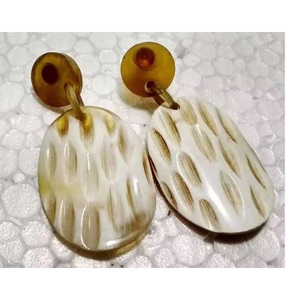 ต่างหูห่วงทำจากเขาโคธรรมชาติ งานแฮนด์เมด เครื่องประดับแฟชั่นโดย Curio Craft - Product Image 3