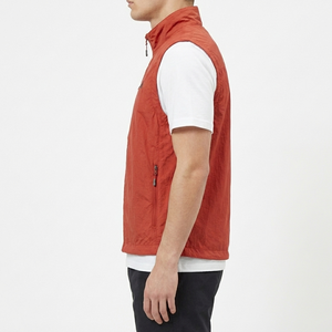 Chaleco cortavientos versátil rojo con cuello alto y cremallera, informal, elegante, de poliéster sostenible, fabricado en Pakistán. - Product Image 2