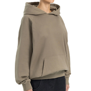 Sudadera con capucha oversize de algodón, la más vendida para invierno, con mangas raglán, teñido liso, corte regular, para mujer. - Product Image 5