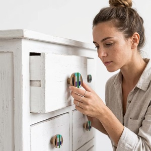 Bouton de meuble rond en bois avec incrustation en résine multicolore, design moderne, installation facile pour cuisine, chambre, hôtel - Product Image 4
