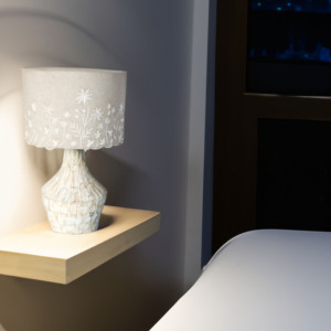 Lámpara de aceite de madera hecha a mano con acabado blanco envejecido - Decoración rústica moderna - Product Image 1