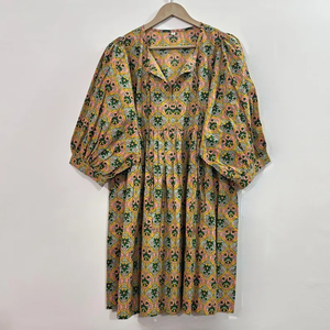 Blusa Floral con Estampado a Mano, Hecha a Mano, Ecológica, 100% Algodón, Cuello en V, Manga 3/4, con Volantes de Encaje, Lavable, Resistente a las Arrugas - Product Image 1