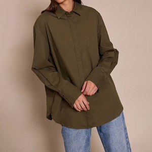 Camisa de Manga Larga para Mujer, Color Verde Oliva, Cierre de Botones, Corte Holgado, Popelina de Algodón, Color Sólido, Cuello Clásico - Product Image 1