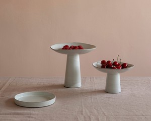 Soporte de cerámica hecho a mano con diseño único para servir frutas, postres y ensaladas, ideal para la mesa principal, precio directo de fábrica por Universal Overseas - Product Image 1