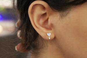 Boucles d'oreilles de luxe en or massif 14K, motif cœur serti de diamants micro-pavé, cadeau élégant pour fête de remise de diplôme - Product Image 5