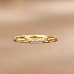 Anillo de Cristal Chapado en Oro con Diseño de Barra de Regalo de San Valentín Plateado de Hallmark - Product Image 2