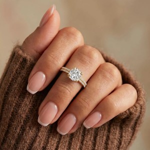 Bague de fiançailles en moissanite plaqué or jaune 18 carats pour femme, coupe coussin, pour mariage et anniversaire - Product Image 3
