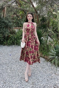Élégance florale : Robe midi rouge à col halter avec détail découpe et taille à nouer, style bohème idéal pour les soirées en jardin - Product Image 2