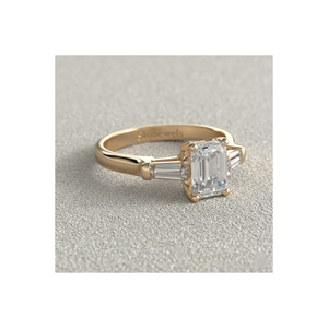 Anillo de Compromiso con Tres Diamantes Cultivados en Laboratorio con Corte Esmeralda, Piedras Laterales en Forma de Baguette, Oro de 14K, Fabricante de Anillos de Novia - Product Image 1
