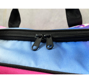 Bolsa Deportiva Sublimada Personalizada de 24 Pulgadas con Correa de Hombro Personalizada y Bolsillos Laterales en Cuero Artificial Resistente al Agua - Product Image 3