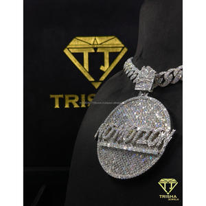 Pendentif rond personnalisé de luxe serti de diamants en moissanite VVS avec chaîne cubaine en argent sterling 925 par Trisha Jewels - Product Image 3