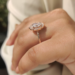 แหวนทรงวงรีประดับเพชรแบบ Halo Setting คุณภาพพรีเมียม ดีไซน์เก๋ เหมาะสำหรับใส่ทุกวัน งานแต่งงาน หรือเป็นของขวัญ ราคาไม่แพง - Product Image 3