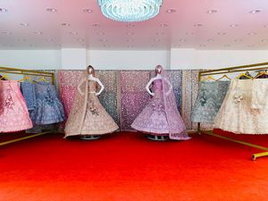 ชุดเจ้าสาวอินเดียแบบเต็มตัว ผ้าเน็ต ประดับด้วยเพชรและคริสตัล ดีไซน์หรูหราสง่างาม เหมาะสำหรับงานแต่งงาน - Product Image 3