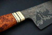 Damascus koksmes met houten handvat voor gebruik in de keuken