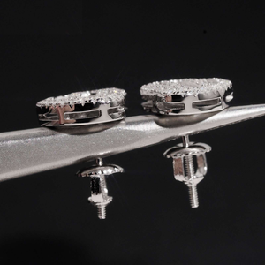 Boucles d'oreilles clous en moissanite en forme de cœur, serties pavé de baguettes, bijoux de luxe tendance, cadeau glamour pour femme - Product Image 2