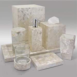 Juego de accesorios de baño de nácar moderno, hecho a mano para hogares urbanos con estilo. - Product Image 2