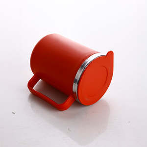 ¡Taza de cerámica con tapa de silicona para tu cumplido diario! - Product Image 3