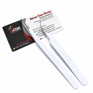 Pinces à cils professionnelles en acier inoxydable japonais, qualité supérieure, poignée diamantée, finition mate blanche, maintien solide. - Product Image 1