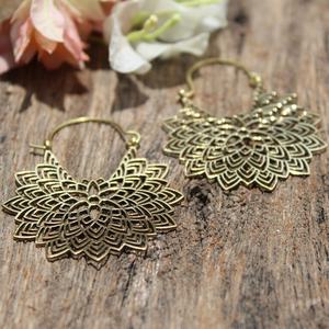 Boucles d'oreilles perforées en laiton de conception florale bijoux ethniques légers fabriqués à la main pour les femmes - Product Image 1