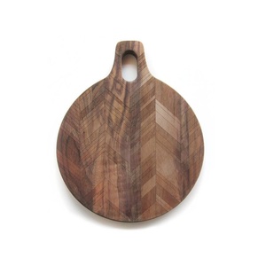 Planche à découper en bois massif de qualité supérieure, faite à la main, naturelle, rustique, pour la cuisine, avec grain unique et trou de suspension - Product Image 1