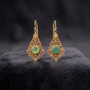 Pendientes de Latón con Ónix Verde |   Pendientes colgantes con gemas en tono dorado |   Joyería de Latón al por Mayor - Product Image 4