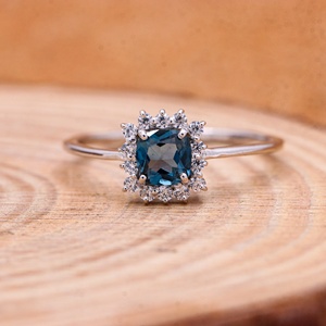 Anillo de Plata de Ley 925 con Topacio Azul de Londres Natural Cuadrado y Circonita Cúbica, Joyería Fina, Memoria Jewels, Venta al Por Mayor - Product Image 5