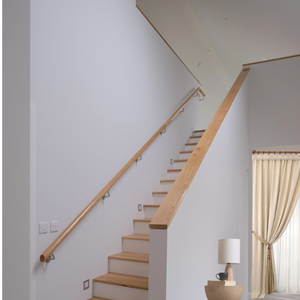 Barandal de Escalera de Madera de Roble Rojo Sólido Modelo EFS 5600, Estilo Tradicional Minimalista, Montado en la Pared, Longitud Personalizable - Product Image 4