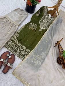 Collection exclusive de costumes de soirée en soie GMY pour femmes - Product Image 5