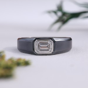 Bague Chevalière Vintage Homme en Or Blanc Mat Rhodié avec Diamant Taille Émeraude, Sertissage Clos, Minimaliste, pour Mariage et Anniversaire - Product Image 1