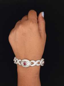 Bracelet de luxe pour femme Infinity Link Eye en or blanc 14 carats avec diamant de laboratoire taille brillant couleur D et sertissage pavé de rubis rouges - Product Image 1