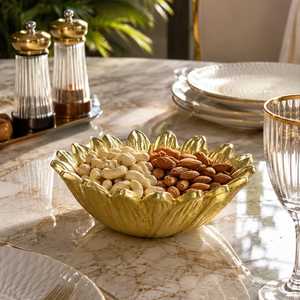 Aura Serve Bol en métal doré en forme de lotus avec finition polie pour fruits et collations, décoration de fête, style glamour fait main - Product Image 1