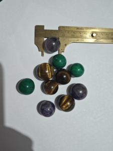 Sphère polie en pierres précieuses naturelles multiples : Œil de tigre, Malachite, Améthyste – Cabochons ronds en vrac – Fournisseur en gros de perles de cristal - Product Image 5