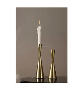 Elegante candelabro alto de latón con detalles artísticos diseñado para acentos de hogar vintage y celebraciones festivas - Product Image 4