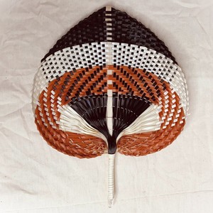 Elegante abanico de mano hecho de bambú tejido, abanicos de hoja de palma a precio económico, artesanías populares más vendidas. - Product Image 1