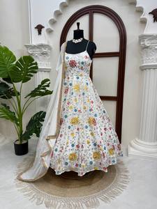 ชุดเดรส Anarkali สีขาวปักลายดอกไม้สำหรับผู้หญิง พร้อมผ้าคลุมไหล่ ดีไซน์ทันสมัย เหมาะสำหรับงานเทศกาลและงานปาร์ตี้ ชุดพื้นเมืองสำหรับทุกฤดูกาล - Product Image 2
