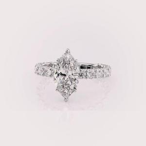 Bague de fiançailles minimaliste solitaire en or blanc avec diamant de laboratoire taille émeraude et bande pavée de diamants - Product Image 5