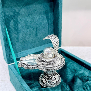 Superbe Shivling en laiton plaqué argent avec boîte en velours, artisanal, petit Lingam du Dieu Shiva en laiton plaqué argent - Product Image 1