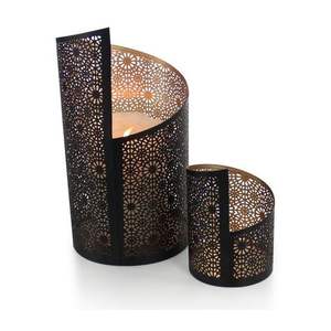 Porte-bougie votif en métal unique, soigneusement conçu pour enrichir le décor avec une lumière chaleureuse et un attrait artisanal. - Product Image 4