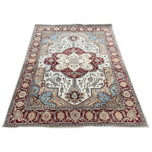 Tapis de chambre à coucher à poils ras, noué à la main, en laine et soie, motif géométrique Heriz, bordeaux ivoire - Product Image 1