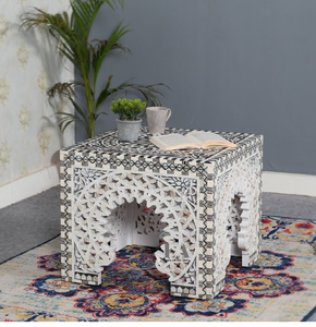 Table d'appoint en bois avec incrustation de os, disponible à prix de gros, offre une silhouette hexagonale classique avec incrustation botanique. - Product Image 2