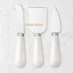 Juego de 3 cuchillos para queso de latón antiguo martillado con mangos de mármol - Product Image 1