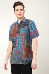 Chemise homme premium en polyester à imprimé floral multicolore, coupe classique, col chemise et manches courtes. - Product Image 4