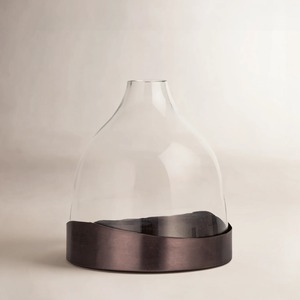 Cloche en verre minimaliste avec base en métal foncé, forme bouteille, design transparent pour le stockage des aliments dans la cuisine - Product Image 5